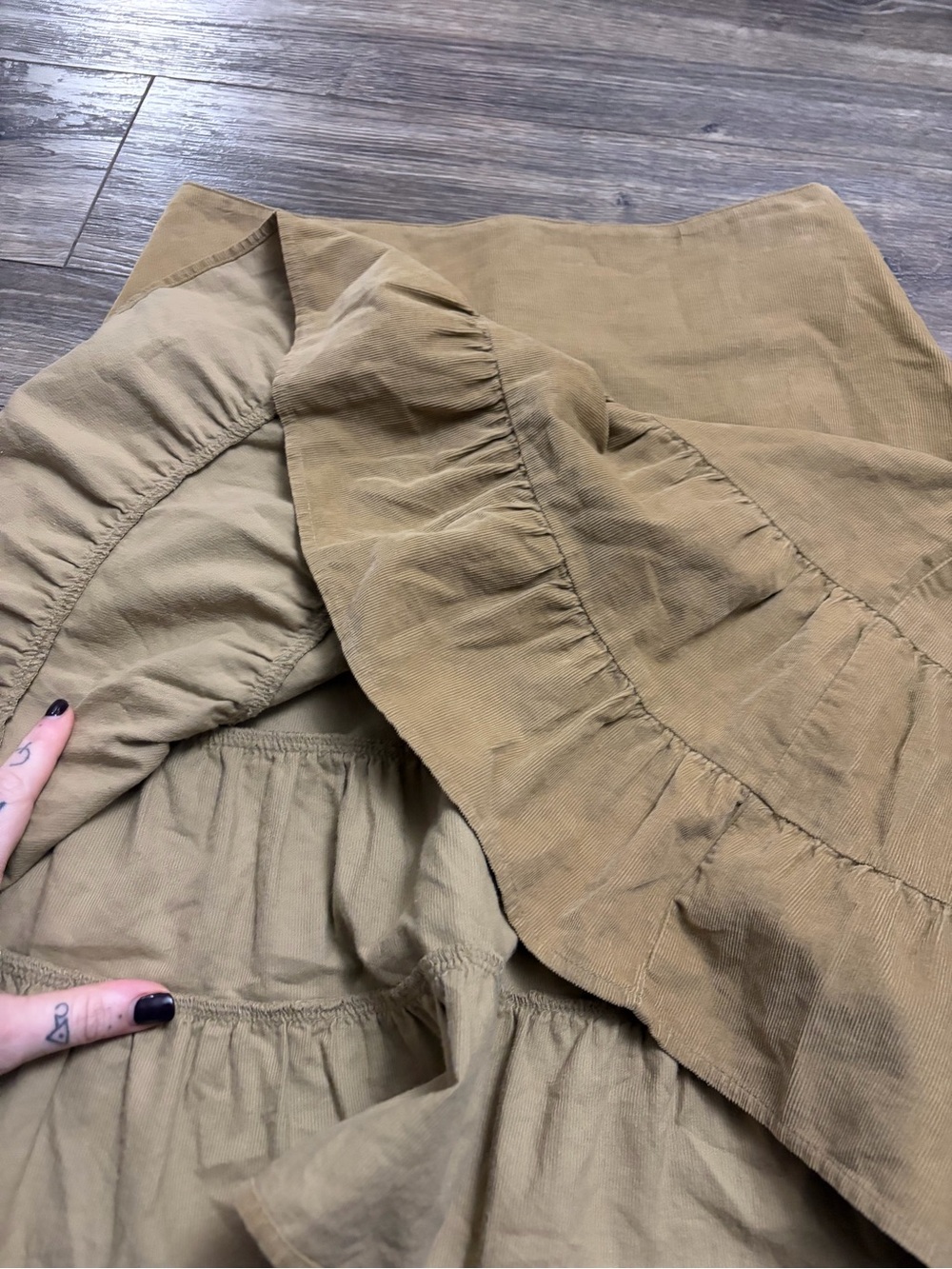 Y2K Vintage American Eagle Corduroy Tiered Skirt w Lace-Up Detail (Tan) Size 2 - Picture 5 of 9